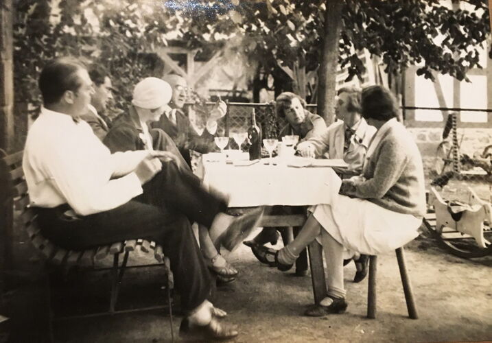 Martha Bauer (2.v.r.) beim geselligen Treffen mit Freunden, undatiert. Quelle: Jon Bauer