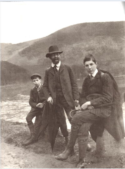 Eugen Cahen-Brach (Mitte) mit seinen Söhnen Ernst (links) und Fritz beim Wandern an einem Bergsee. Wohl kurz dem Ersten Weltkrieg.