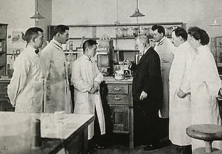 Georg-Speyer-Haus um 1910: 2.v.lks Hugo Bauer, Mitte: Paul Ehrlich.