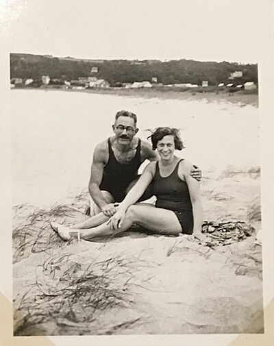 Hugo Bauer und seine Frau Martha an einem Strand in der Bretagne, im Jahr 1931. Quelle: Jon Bauer