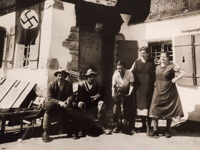 Das Gepatschhaus im Jahr 1939 mit selbstgemalter Hakenkreuzfahne.