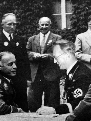 Reichssportführer v. Tschammer u. Osten (vorne l.) im Gespräch mit DAV-Führer Seyss-Inquart im Sommer 1938. Hinten (Mitte) lächelt Sektionsführer Seng. Mutmaßlich eine Montage. Quelle: Fritz Kempf/Archiv der Sektion Frankfurt am Main