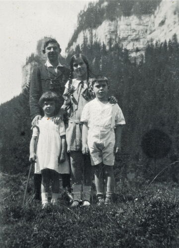 Die jungen Geschwister Ernst, Lilli, Marlies und Hans Mitte der 20er bei einer Wanderung auf dem Beatenberg, Schweiz.