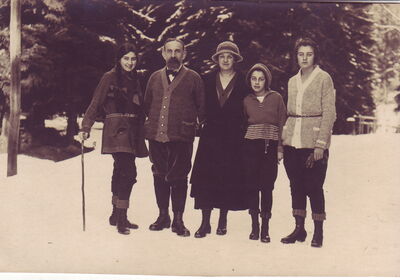Ella Ballin (r.) mit den Eltern Georg und Margarethe sowie den Schwestern Lilo (l.) und Susanne, wohl 20er Jahre.
