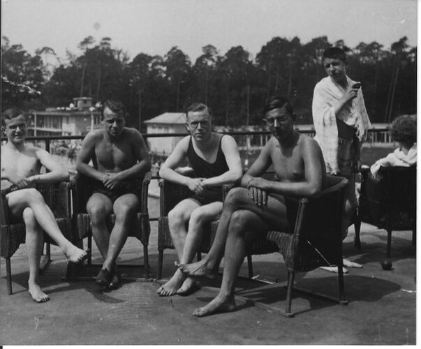 Der Student Meissinger (4. von links) mit  Freunden im Frankfurter Stadionbad, etwa Mitte der 20er.