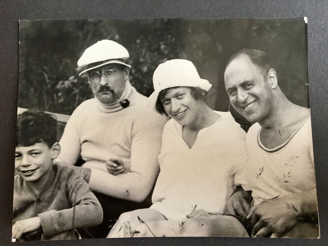 Sohn Hans Jakob mit Hugo und Martha Bauer (von links). Rechts sitzt wahrscheinlich der befreundete Kinderarzt Gustav Simon. Quelle: Jon Bauer