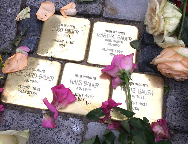 Die am 29. Oktober verlegten Stolpersteine im Kettenhofweg 70, Frankfurt für Hugo und Martha Bauer sowie die Kinder Hildegard, Hans und Doris. Quelle: Ursula Rüssmann