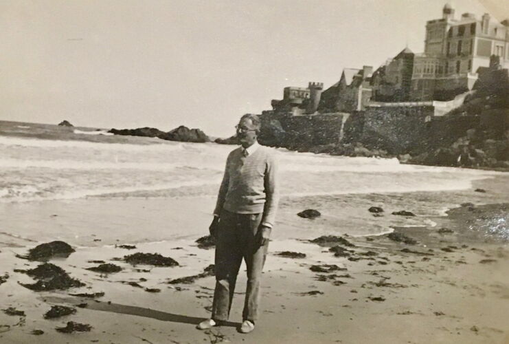 Hugo Bauer Anfang der 30er an einem Strand, auf dem Weg nach Cap Frehel in der Bretagne. Quelle: Jon Bauer