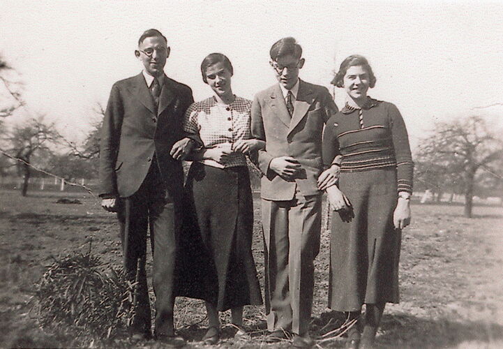 Ernst, Lilli, Hans und Marlies stehen Arm in Arm auf einer Obstwiese, etwa Mitte der 30er.