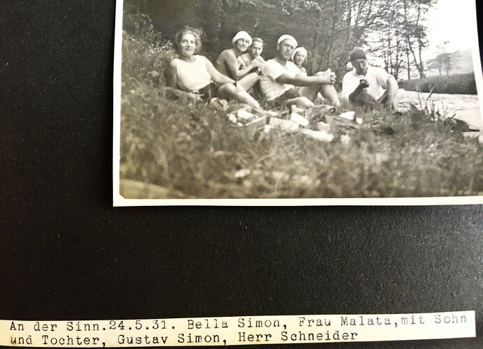 Seite eines Fotoalbums: Eine Gruppe von Freunden am Fluss Sinn. Im aufgeklebten Bildtext sind die Namen genannt. Quelle: Jon Bauer