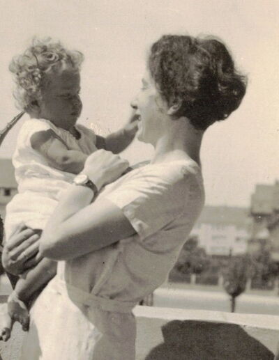 Eva Sonntag hält den kleinen Sohn Philipp auf dem Arm.