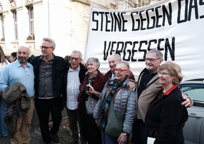 Treffen der Enkel und Enkelinnen in Frankfurt, von links: Jon Bauer, Joshua Draper (Urenkel), Richard Derrickson, Nancy Bennett, Robert Kramer, Ruth Draper, Dan Kramer und seine Frau Carol. Quelle: Jon Bauer
