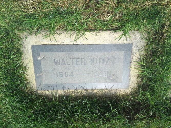Grabplatte für Walther Kutz in Santa Monica, Kalifornien.