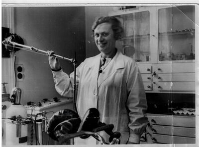 Martha Bauer in ihrer zahnärztlichen Praxis in Frankfurt, undatiert. Quelle: Nancy Bennett