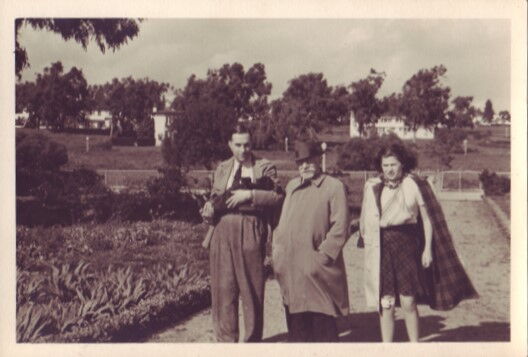 Walther Kutz mit Schwiegervater Georg Ballin und Adoptivtochter Anneliese (über das Baby in seinen Armen wissen wir bisher nichts).