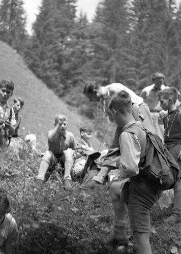 Ernst Meissinger mit Schülern auf einer Bergwiese.
