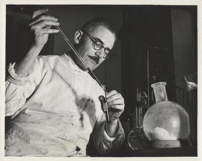 Der Chemiker Bauer 1938 bei der Arbeit in einem US-Laboratorium.
