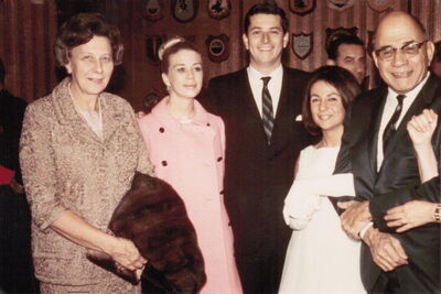 Familientreffen 1968: Kate (Käthe) Brock, Trish (Frau von Steve), Steve Brock, eine Unbekannte und Fred Brock (v.lks).