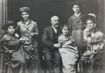 Arthur Schönflies mit seinen Kindern, links Eva. Um 1912.