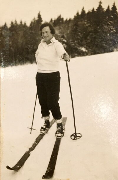 Martha Bauer auf Skiern in Winterlandschaft, ohne Datum: Quelle: Jon Bauer