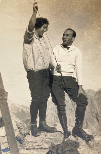 Eva Schönflies 1925 auf einem Gipfel in Bayern, ihr Begleiter ist wahrscheinlich Philipp Guillemin.