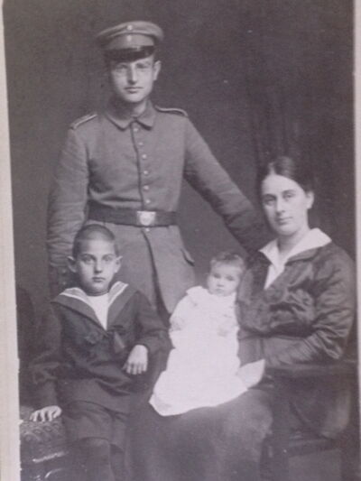 Ernst Meissinger als Junge mit Vater Karl August, der kleinen Schwester Lilli und Mutter Rosa (von links), etwa 1915/16.