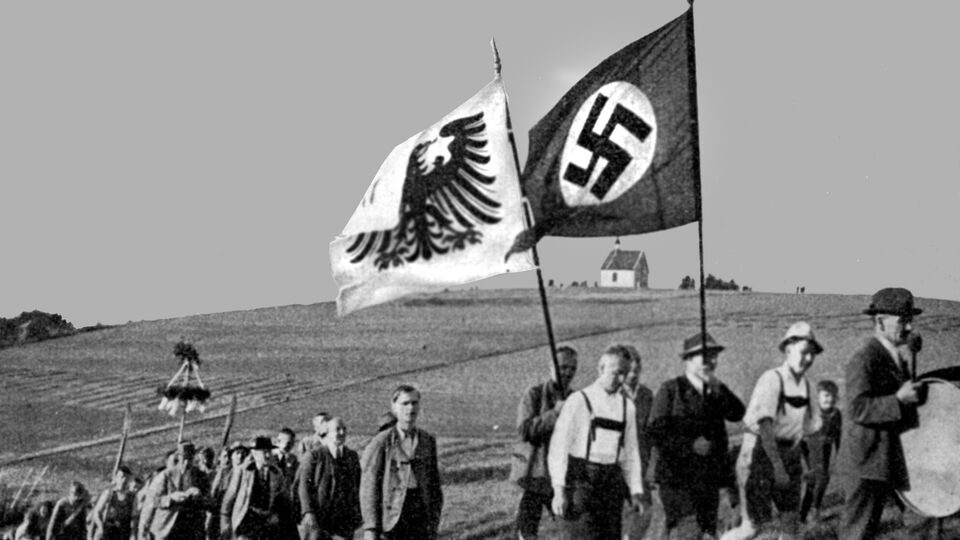 Sektionsmitglieder mit Hakenkreuz-Fahne auf dem Weg zur Einweihung des AV-Hauses Oberreifenberg, 1935.